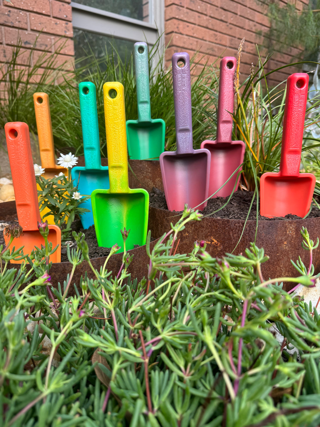 Group-shot-recycled-plastic-garden-trowels-in-bright-mixed-colours