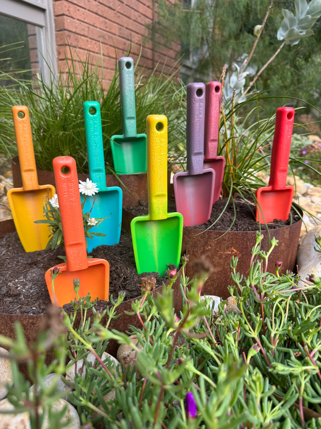 Group-shot-recycled-plastic-garden-trowels-in-bright-mixed-colours
