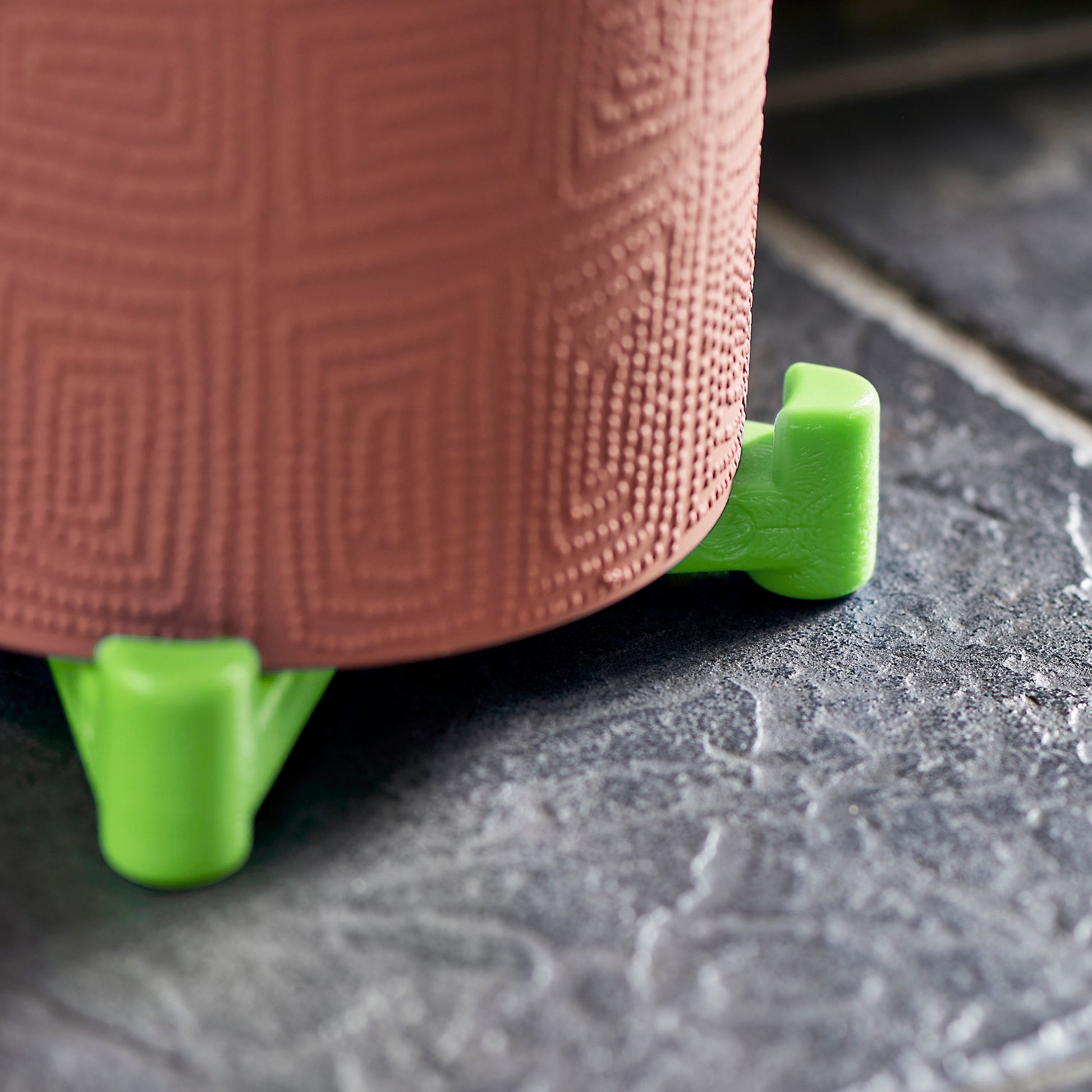 wedgie-pot-riser-recycled-plastic-green-close-detail-under-pot