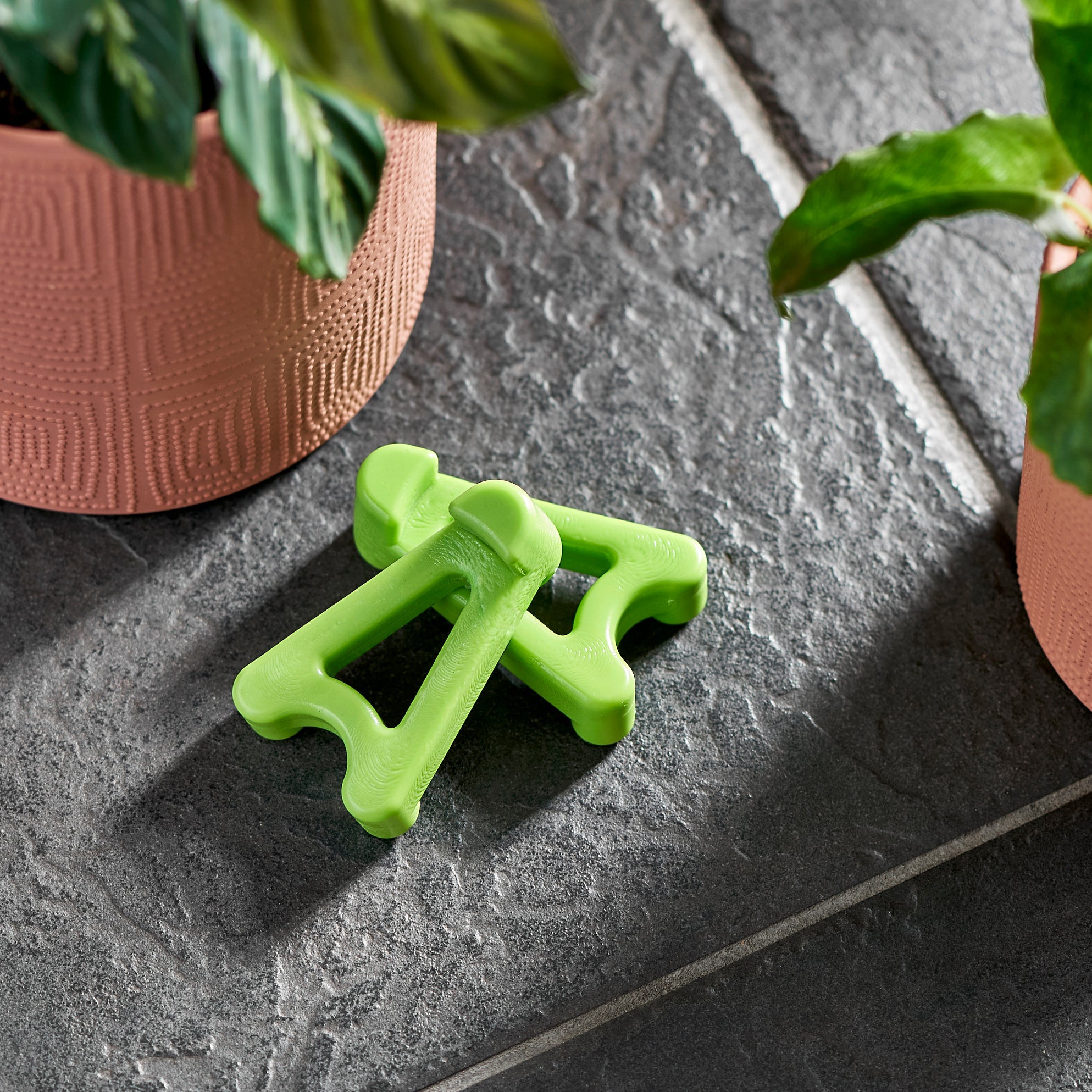 wedgie-pot-riser-recycled-plastic-green-close-detail