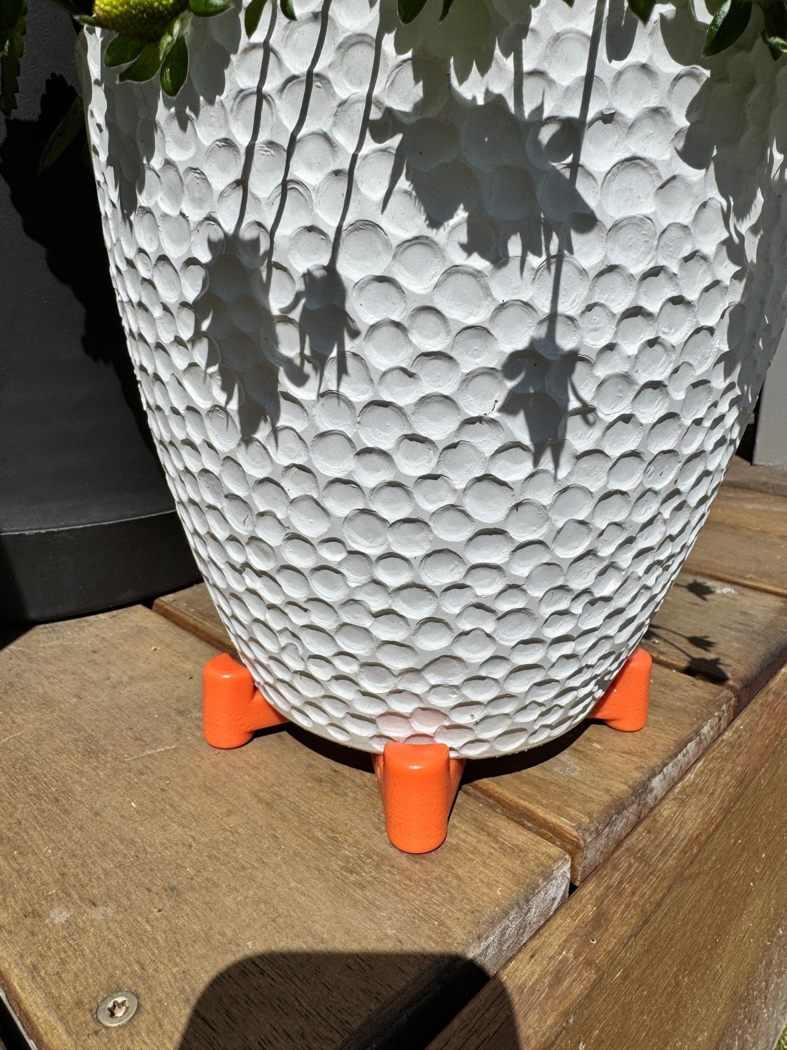 wedgie-pot-riser-recycled-plastic-orange-under-pot