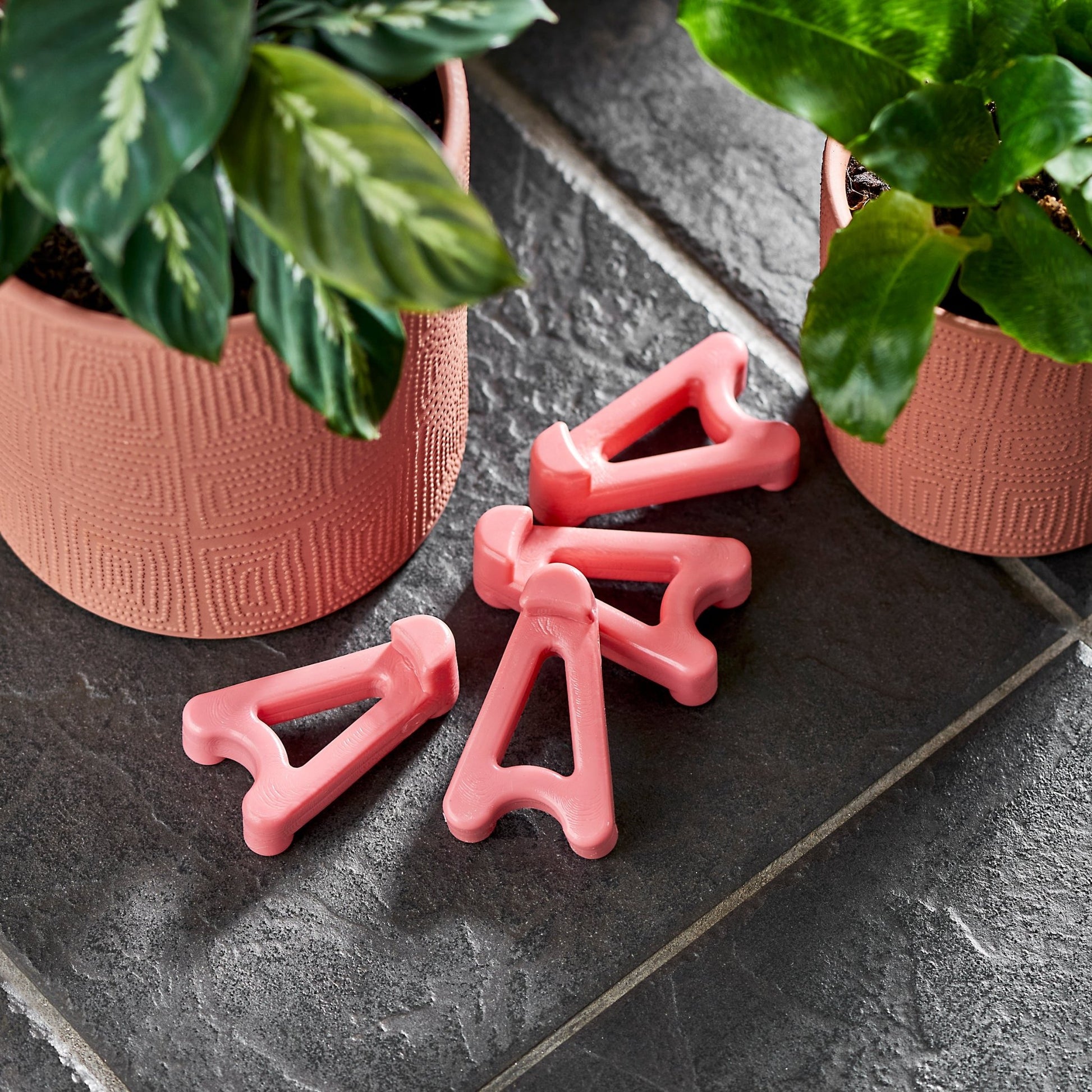 wedgie-pot-riser-recycled-plastic-pink-close-detail