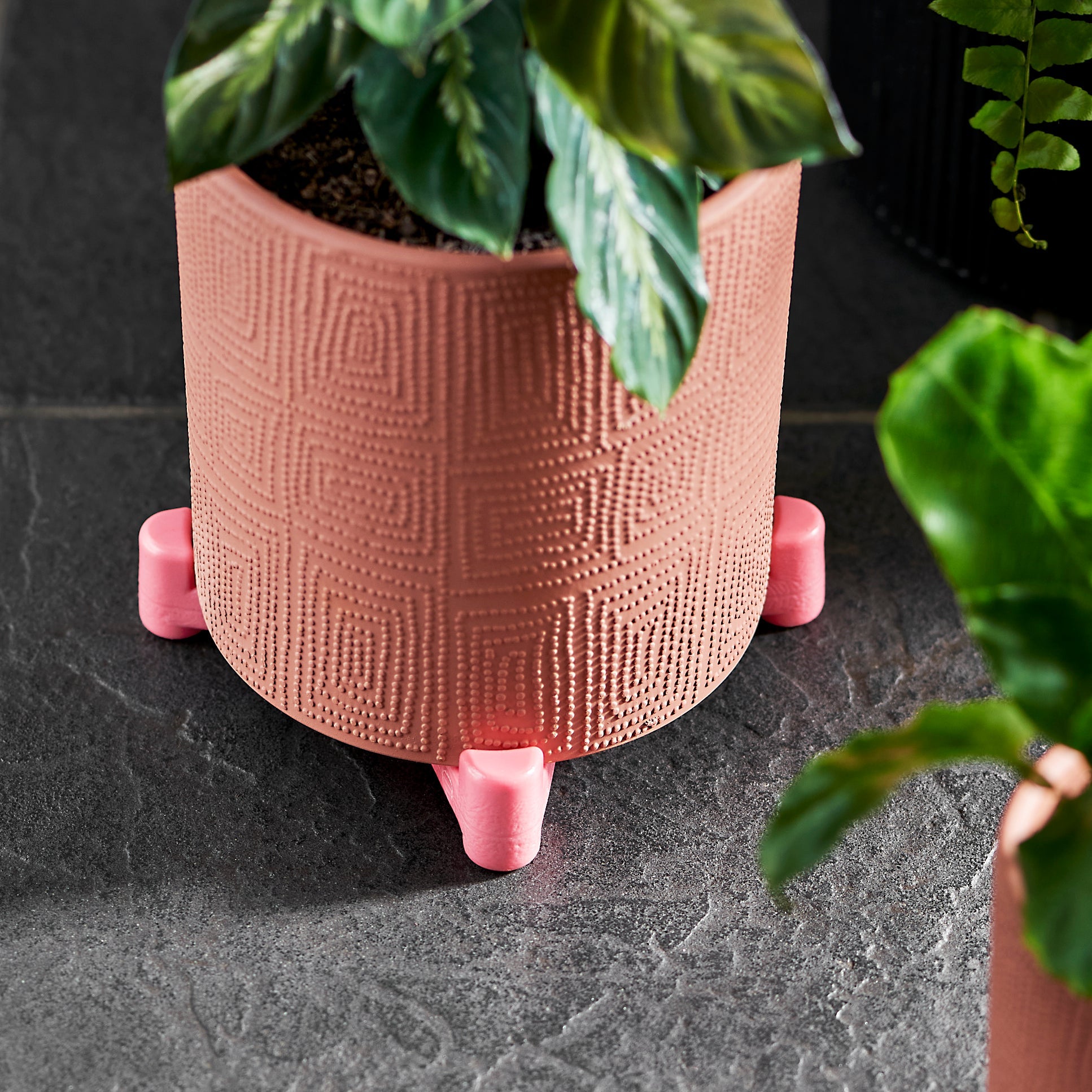 wedgie-pot-riser-recycled-plastic-pink-close-detail-under-pot