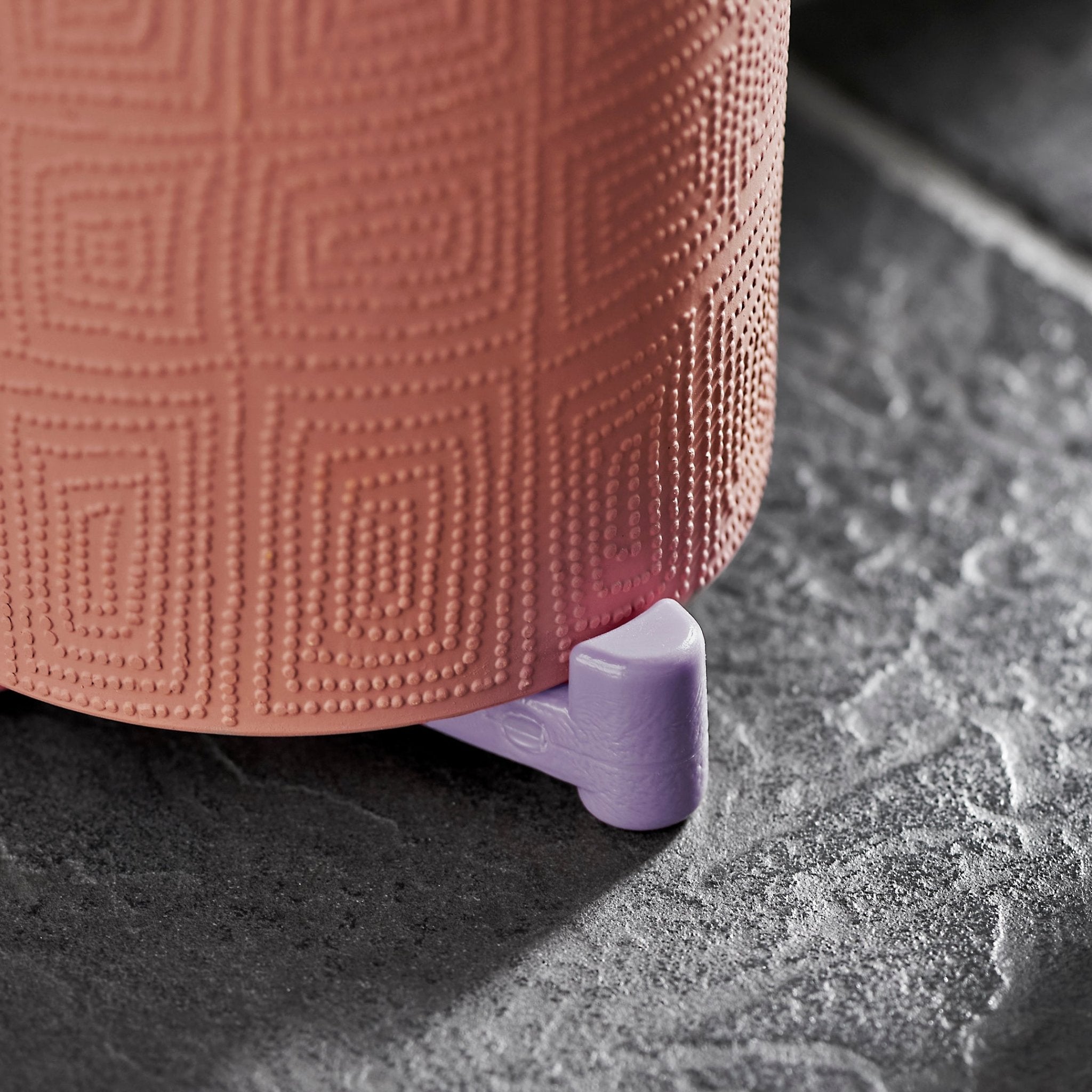 wedgie-pot-riser-recycled-plastic-purple-close-detail-under-pot