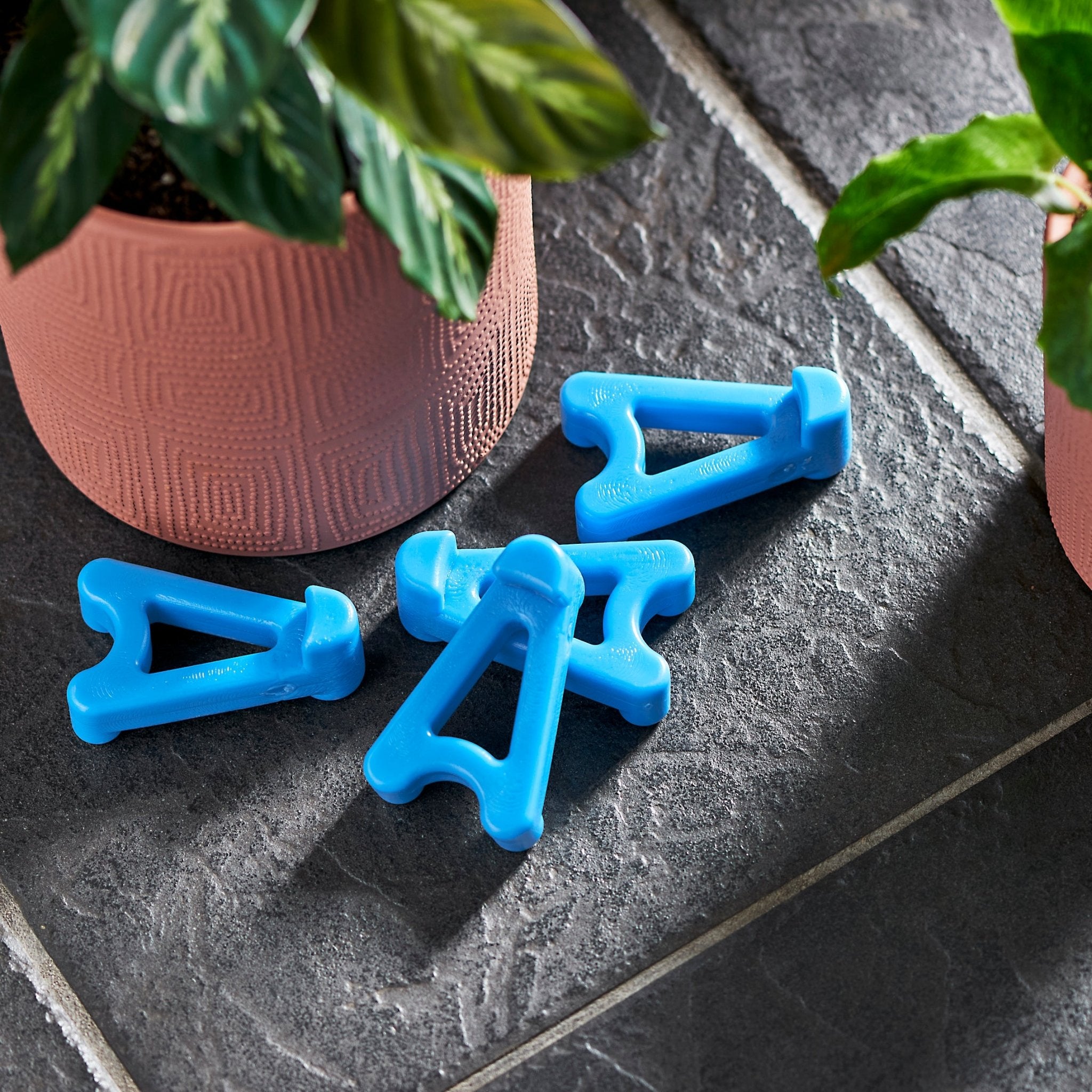 wedgie-pot-riser-recycled-plastic-blue-4-pack