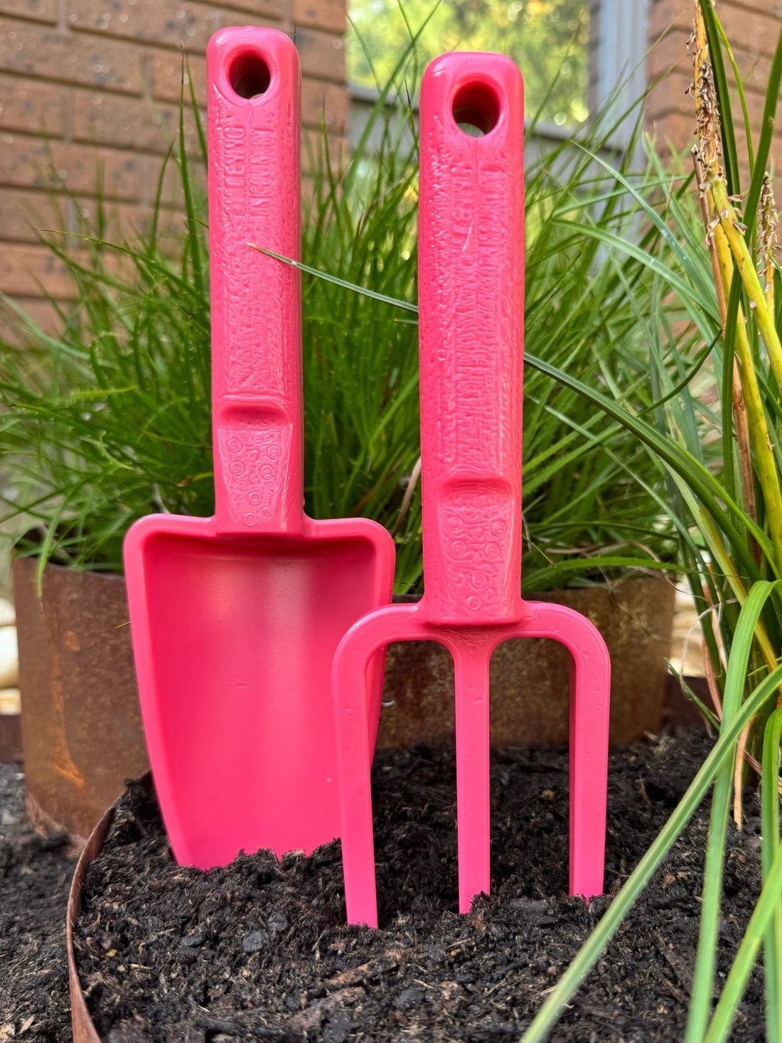 purple-hand-trowel-and-purple-hand-fork-recycled-plastic-garden-toolset-in-garden